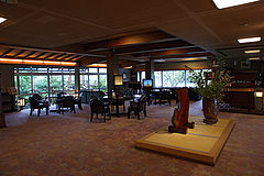 旅館のロビー　ウイキから