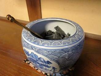 旅館の部屋にあった火鉢