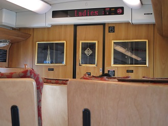 九州新幹線「つばめ」の車内